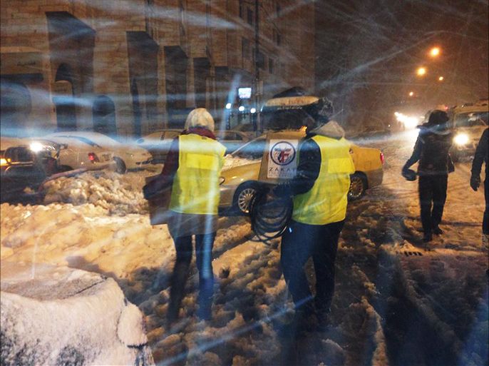 بعض المتطوعين تعرضوا للخطر عند توزيع المساعدات أثناء العاصفة الثلجية - تقرير من الأردن عن مبادرة لدرء برد الشتاء عن اللاجئين السوريين