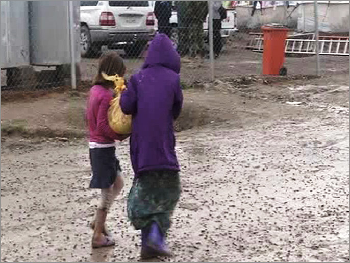 ‪اللاجئون يعانون قسوة الشتاء في المخيم‬ (الجزيرة)
