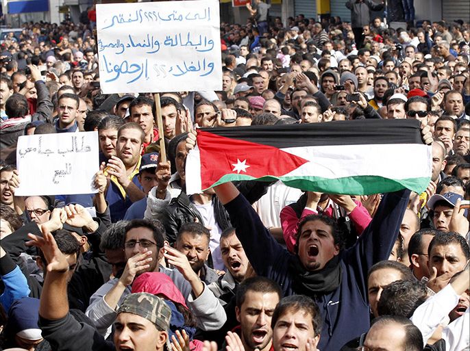 طلبة جامعيون يتظاهرون احتجاجا على الغلاء وارتفاع رسوم الجامعات والفساد الحكومي-غيتي