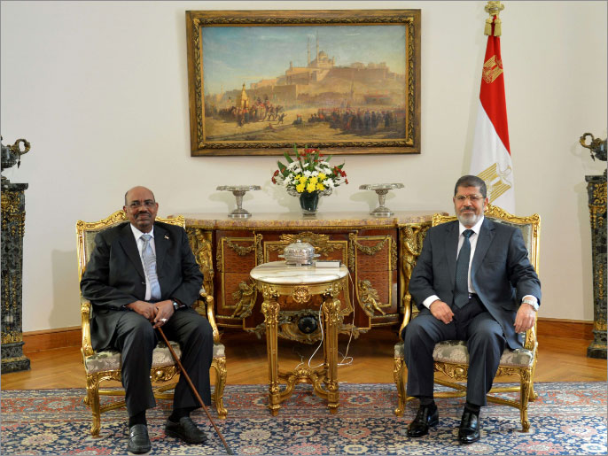 ‪‬ الإشاعات عن تنازل مصر عن حلايب أعقبت زيارة مرسي للسودان(الفرنسية-أرشيف)