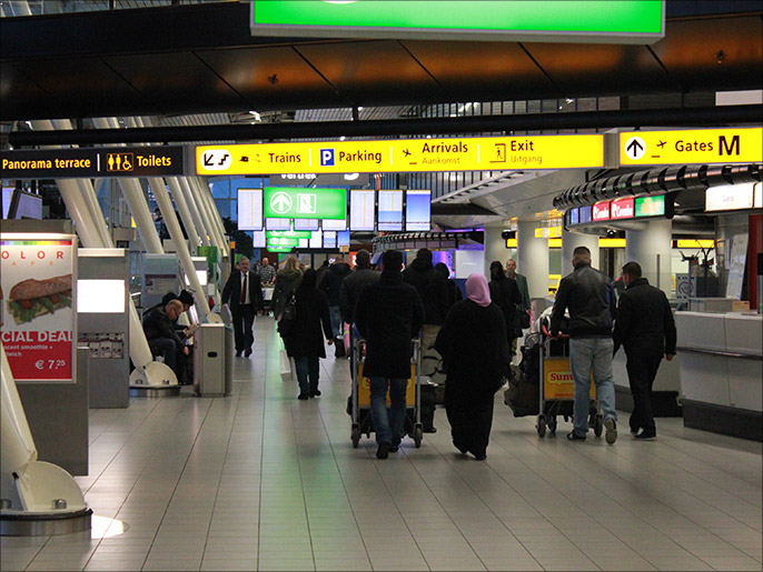 أمن المطار صادر جوازات ثمانية هولنديين كانوا يخططون للسفر إلى سوريا (الجزيرة)