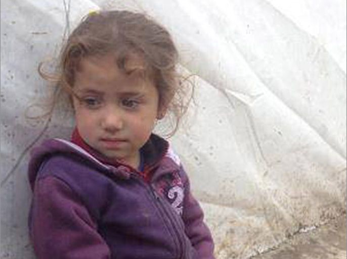 نظرة طفلة من ماساة أطفال سوريا بالنزوح والتشرد