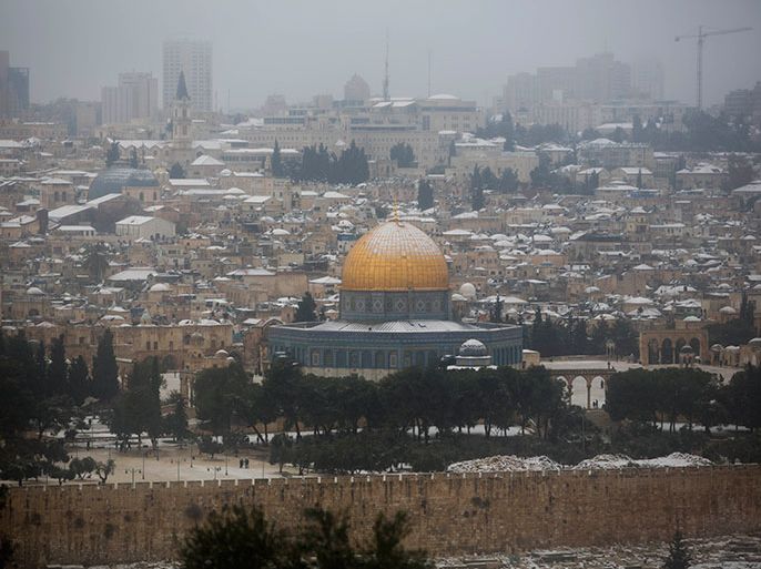 epa03987816 A general view of the Old City of Jerusalem during a snow storm in Jerusalem, 12 December 2013. Reports state that storms crossing Israel have flooded roads, felled trees and delayed public transportation. Severe winter weather is forecast for the coming days. EPA/ABIR SULTAN