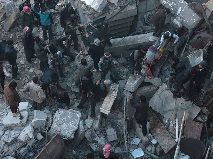 ‪‬ دمار كبير لحق بمباني دوماجراء قصف النظام(رويترز)