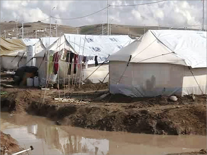 ‪الأمطار تعقد حياة اللاجئين في المخيم‬ (الجزيرة)