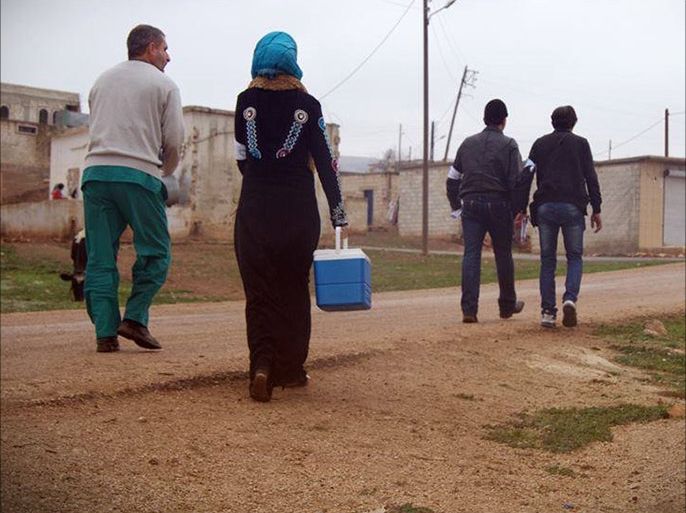الفرق الطبية تقوم بتلقيح أطفال حماة ضد مرض شلل الأطفال المنتشر في سوريا2 - الجزيرة نت