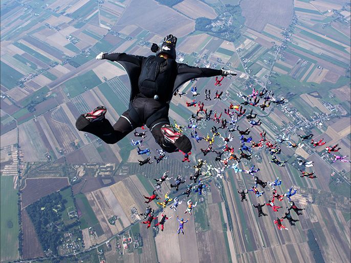 epa02285057 A Skydive.pl handout picture released on 13 August 2010 shows skydivers building a 102-person formation during the parachute jumping festival EURO BIG WAY CAMP 2010 on the airfield Kruszyn in Wloclawek, Poland, on 12 August 2010.