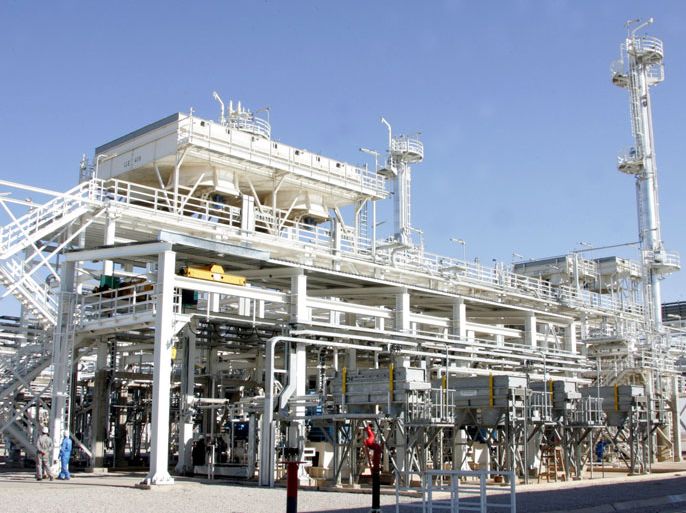 epa01937522 A view of the biggest ever factory for clean gas in Syria, inaugurated by Syrian President Bashar Assad on 18 November 2009 in al-Furklos district in east Homs in central Syria. The plant is valued at US$350 million. The plant’s output capacity is up to 7.5 million cubic meters per day. Three Syrian companies, the Lead, Oweis and the Syrian Oil Company, have completed works in the project. EPA/YOUSSEF BADAWI