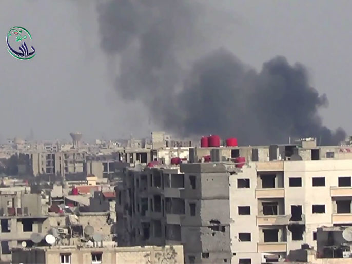 تصاعد أعمدة الدخان جراء القصف الجوي على داريا بغوطة دمشق (الجزيرة)
