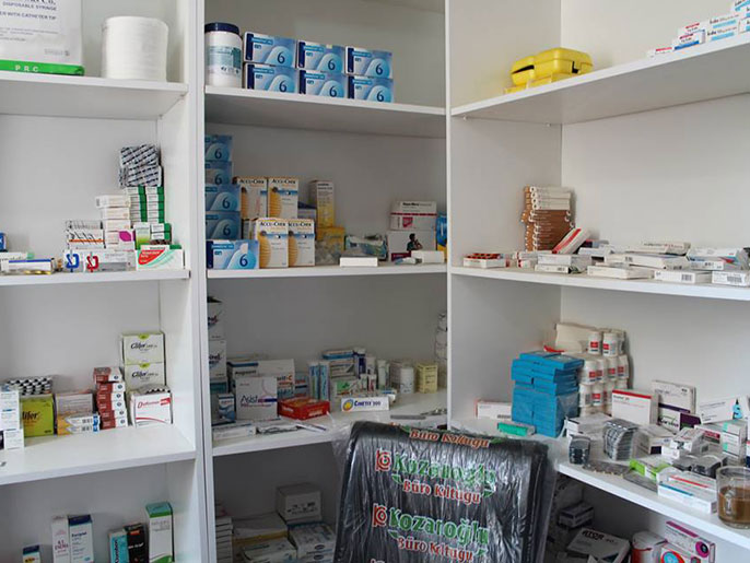 جانب من الأدوية في الصيدليات الخاصة بالسوريين في تركيا (الجزيرة)