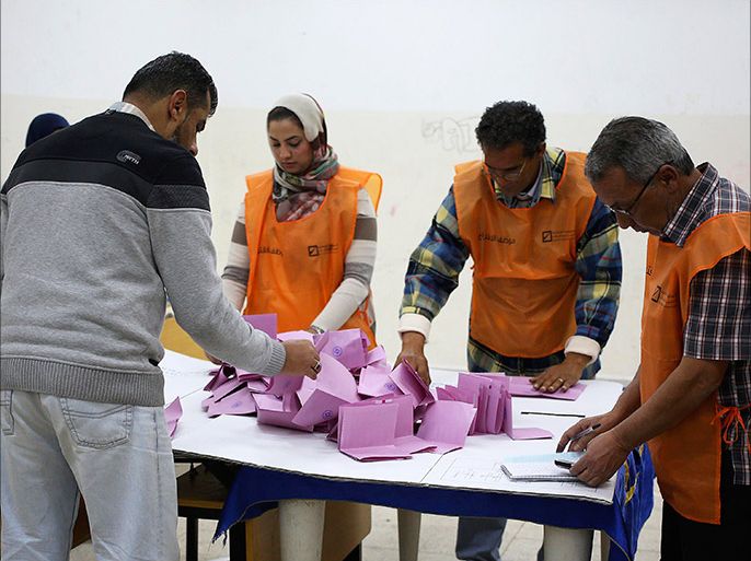Electoral workers count the votes after a polling station closed in Benghazi February 20, 2014. Libyans trickled to the polls on Thursday to elect an assembly to draft a constitution, with the paltry turnout reflecting deep political