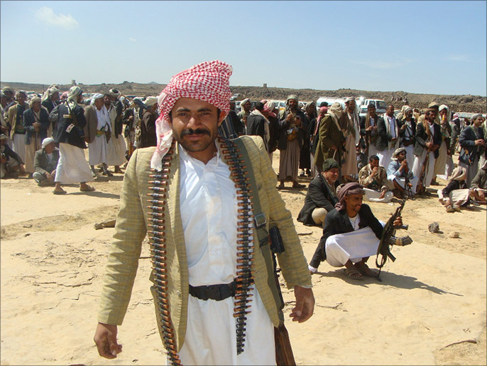 ‪مسلحون من قبيلة أرحب خلال المواجهة مع جماعة الحوثي‬ (الجزيرة)