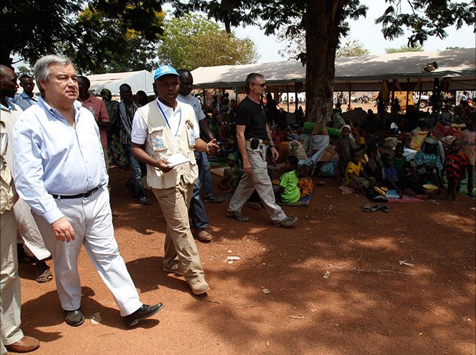 United Nations High Commissioner for Refugees Antonio Guterres (L) visits a camp of Muslims displaced by the recent unrest, at the Mpoko international airport of Bangui February 12, 2014. The United Natio
