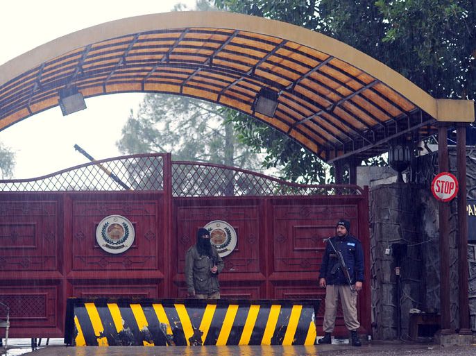 Islamabad, -, PAKISTAN : Pakistani policemen stand guard outside the Khyber Pakhtunkhwa House, where negotiations took place between Pakistani government officials and Taliban representatives, in Islamabad on February 6, 2014. Negotiators for Pakistan's government and Taliban met on February 6 for a first round of talks aimed at ending the militants' bloody seven-year insurgency, sources said. The two sides gathered in Islamabad for a preliminary meeting likely to chart a "roadmap" for future discussions, amid deep scepticism over whether dialogue can yield a lasting peace deal. AFP PHOTO/Aamir QURESHI