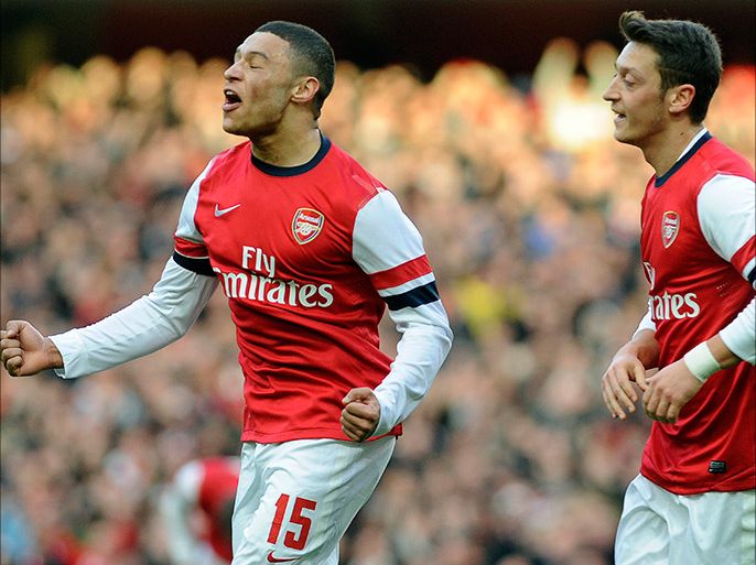 epa04081754 Arsenal's Alex Oxlade-Chamberlain (L) celebrates with his teammate Mesut Oezil (R) after scoring the 1-0 lead during the FA Cup fifth round soccer match between Arsenal FC and Liverpool FC in London, Britain, 16 February 2014