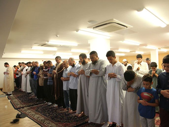 المسلمون يؤدون الصلاح في احد المساجد بلندن