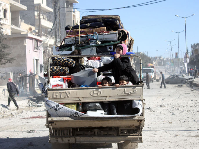 أحياء حلب الشرقية تشهد نزوحا واسعاهربا من البراميل المتفجرة (الفرنسية)