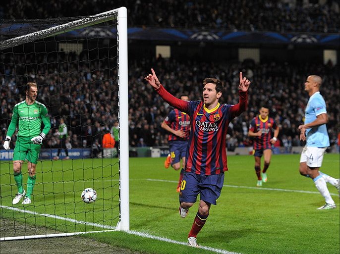 epa04086808 Barcelona's Lionel Messi (C) celebrates scoring the 1-0 lead during the UEFA Champions League round of sixteen first leg soccer match between Manchester City and FC Barcelona at the Etihad Stadium in Manchester, Britain, 18 February 2014