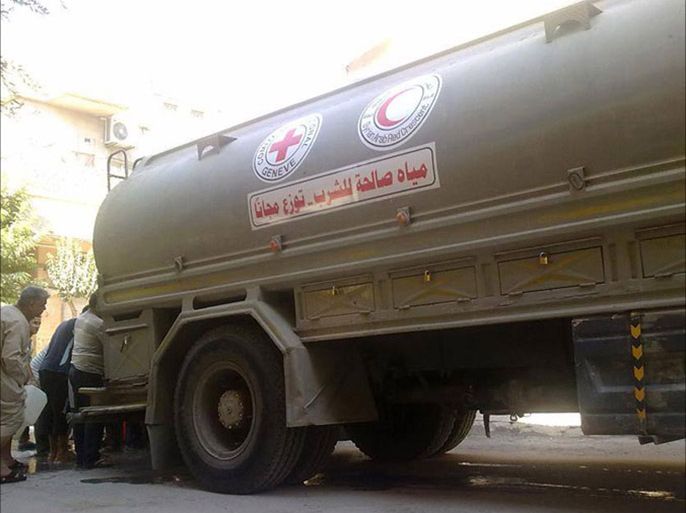 الهلال الأحمر يقوم بتوزيع مياه الشرب في حماة على الأهالي - الجزيرة نت