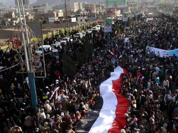 Pro-democracy demonstrators hold a Yemeni flag during celebrations to mark the anniversary of an uprising against the regime of former president Ali Abdullah Saleh in Sanaa February 11, 2014. REUTERS/Mohamed al-Sayagh (YEMEN - Tags: POLITICS CIVIL UNREST ANNIVERSARY)