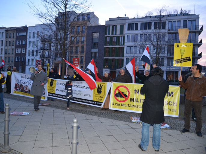مصريون تظاهروا أمام مقر الخارجية الألمانية تنديدا باستقبال نبيل فهمي (الجزيرة نت)