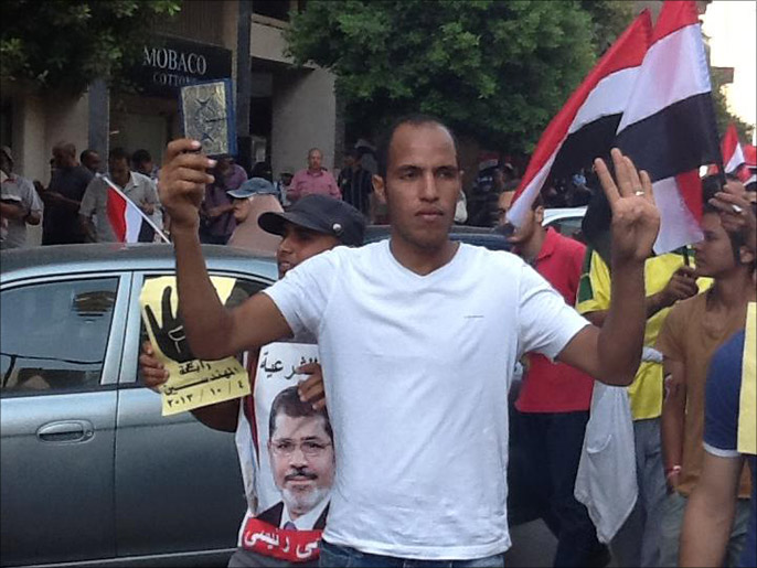 ‪حسن مصر على المشاركة في المسيرات الرافضة للانقلاب رغم إصابته‬ (الجزيرة)