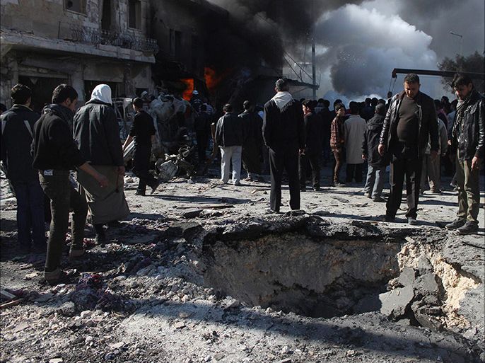 Residents inspect a hole in the ground after what activists said was shelling by forces loyal to Syria's President Bashar al-Assad at a souk in the Tariq Al Bab neighbourhood of Aleppo, February 1, 2014. REUTERS/Hosam Katan (SYRIA - Tags: POLITICS CIVIL UNREST CONFLICT)