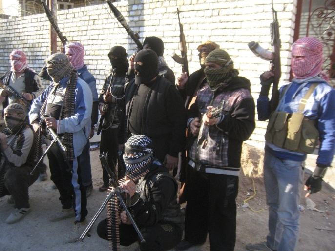 عناصر من مسلحي العشائر في مدينة الفلوجة (رويترز-أرشيف)