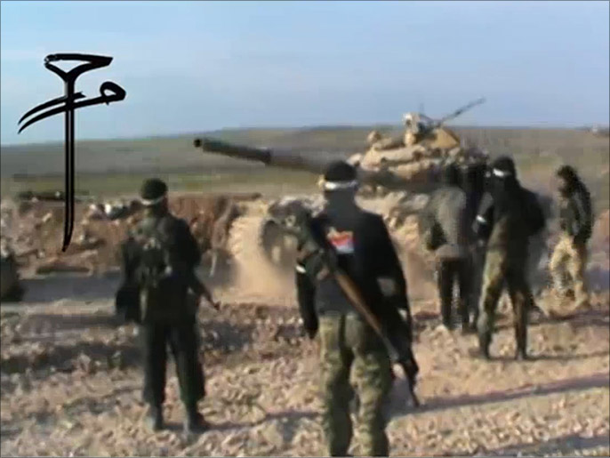 الجيش الحر يسيطر على كتيبة الدبابات بريف حماة في وقت سابق(الجزيرة)
