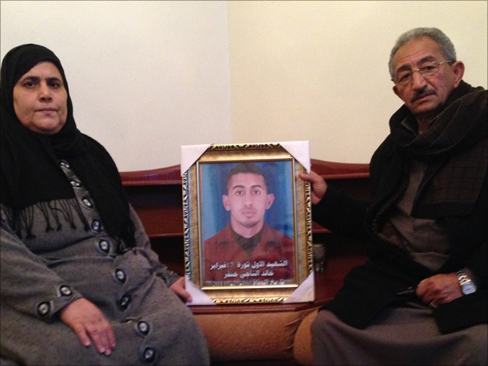 ‪والدة خالد خنفر حثته على المشاركة في المظاهرة رغبة في تخليص البلاد‬ (الجزيرة)