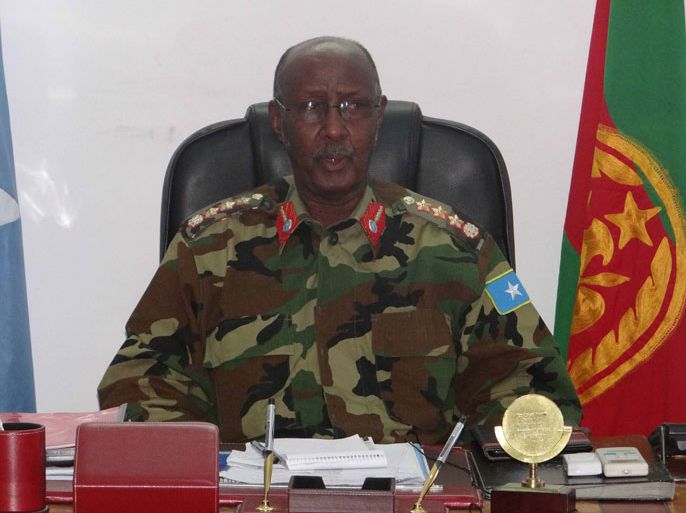 قائد الجيش الصومالي جنرال طاهر آدم علمي يتحدث للجزيرة نت في مكتبه بالعاصمة.