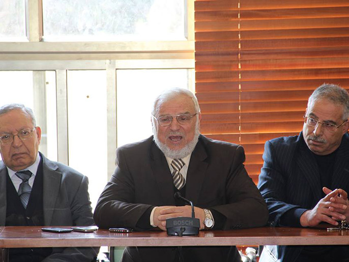 دويك (وسط) طالب عباس بالدعوة لعقد جلسة خاصة للمجلس التشريعي (الجزيرة)