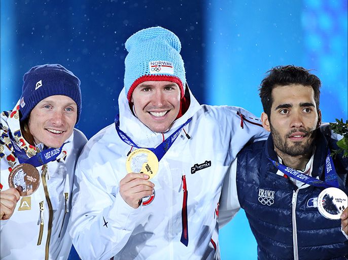epa04086284 Gold medalist Emil Hegle Svendsen (C) of Norway is flanked by silver medalist Martin Fourcade (R) of France and bronze winner Ondrej Moravec of the Czech Republic during the medal ceremony for Biathlon Men's 15km Mass Start at the Sochi 2014