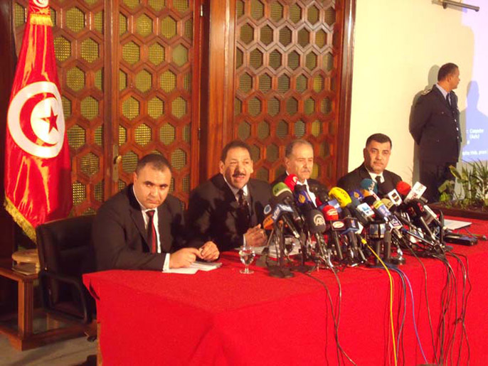 وزير الداخلية (الثالث على اليسار) يؤكد مقتل المشتبه الأول في اغتيال بلعيد (الجزيرة)