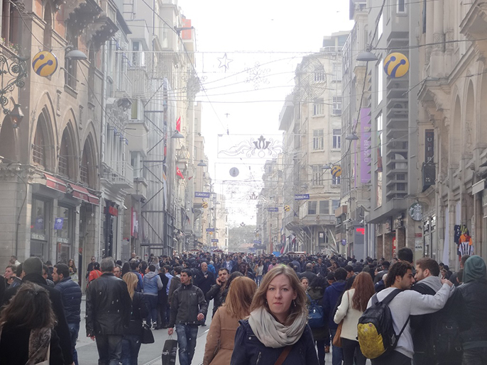 ‪‬ شارع الاستقلال بإسطنبول يضممعظم شرائح المجتمع التركي(الجزيرة نت)