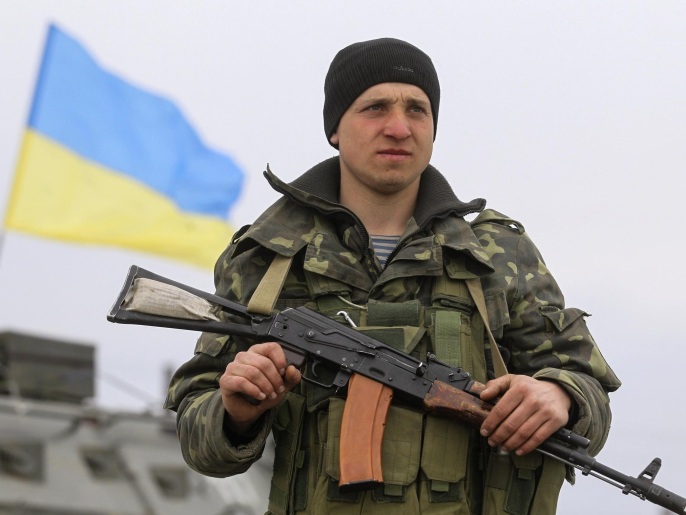 الكرملين: على الجنود الأوكرانيين الانضمام للجيش الروسي أو مغادرة القرم (رويترز)