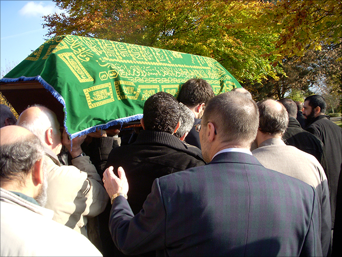 ‪جنازة لمسلمة في أخن بولاية شمال الراين‬ (الجزيرة نت)