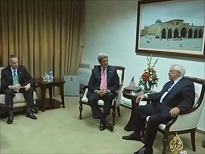 كيري (وسط) في لقاء سابق مع عباسبشأن مفاوضات السلام مع إسرائيل (الجزيرة)