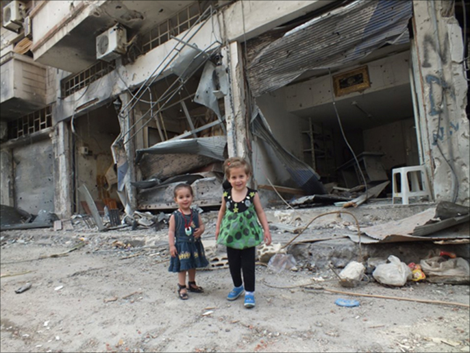 ‪‬ بسمة أطفال حمص بعد إدخال المساعدات لهم عبر تهريبها(الجزيرة)