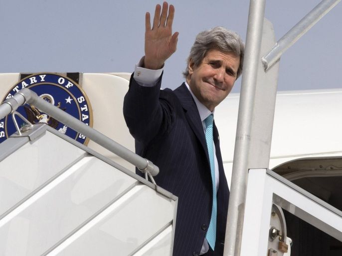 U.S. Secretary of State John Kerry waves before his flight leaving Paris, March 31, 2014. Kerry broke from his travel schedule for the second time in a week to rush back to the Middle East on Monday to try to salvage Israeli-Palestinian peace talks. The U.S.-brokered negotiations faced a crisis at the weekend when Israel, saying it was seeking a Palestinian commitment to continue negotiations beyond an end-April deadline, failed to press ahead with a promised release of Palestinian prisoners. REUTERS/Jacquelyn Martin/Pool (FRANCE - Tags: POLITICS)