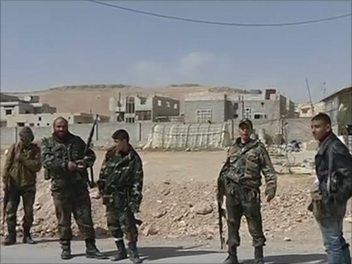 ‪قوات المعارضة السورية في مطار دير الزور‬ (الجزيرة)