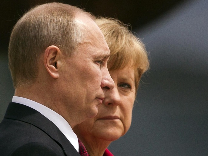بوتين وميركل شددا على أهمية اجتماع جنيف الرباعي بشأن أوكرانيا (رويترز-أرشيف)