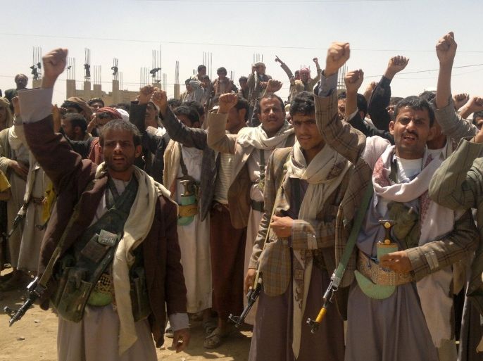 Shiite rebels, known as Huthis or Ansarullah, chant slogans in Omran province north of Yemen on March 23, 2014. Twelve people were killed in clashes between Yemeni forces and Shiite rebels on the outskirts of the northern city of Amran, a local official and tribal sources said. AFP PHOTO/GAMAL NOMAN