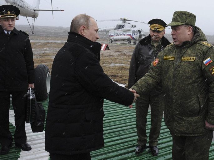 Russia's President Vladimir Putin (front L) shakes hands with the Commander of the Western Military District Anatoly Sidorov, as Defence Minister Sergei Shoigu (R) stands in the background, upon his arrival at the Kirillovsky firing ground in the Leningrad region, March 3, 2014. Putin on Monday watched Russian tanks and armoured vehicles trundle across the training ground in the north-west of the country, as Moscow flexed its muscle in a geo-political face-off with the West over Ukraine. REUTERS/Mikhail Klimentyev/RIA Novosti/Kremlin (RUSSIA - Tags: POLITICS MILITARY) ATTENTION EDITORS - THIS IMAGE HAS BEEN SUPPLIED BY A THIRD PARTY. IT IS DISTRIBUTED, EXACTLY AS RECEIVED BY REUTERS, AS A SERVICE TO CLIENTS