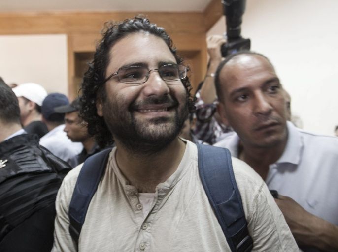 (FILE) A file photo dated 03 June 2013 shows Egyptian activist Alaa Abdel-Fatah (C) attending the trial of fellow activist Ahmed Doma in Cairo, Egypt. An Egyptian court on 23 March 2014 freed Alaa Abdel-Fatah and co-defendant Ahmad Abdel-Rahman on a bail of 10,000 Egyptian pounds (around 1,428 dollars) each pending the resumption of the hearings on 06 April. Abdel-Fattah is standing trial along with 24 others for allegedly organizing an unauthorized protest in November 2013.