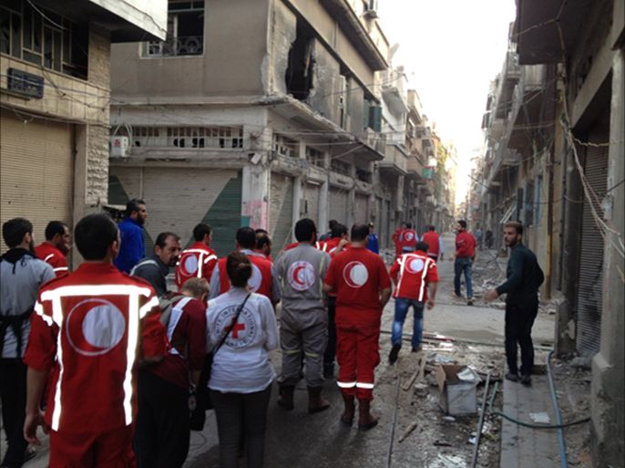 موفدو الهلال الأحمر والصليب الأحمر وهم يمرون من طلقات قناص يتبع للجيش النظامي