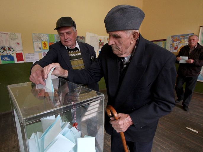 epa04128279 A man casts his ballot at the polling station in central Serbian city of Uzice, about 200 kilometers southwest of Belgrade, Serbia, 16 March 2014. Voting began in Serbian snap elections that are expected to produce an unprecedented win for the ruling Progressive Party (SNS). The SNS forced the elections halfway through the parliament's term saying that it wanted a stronger mandate for reforms. Some 6.8 million voters are eligible to vote. EPA/KOCA SULEJMANOVIC