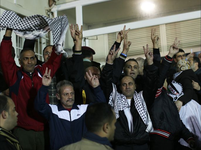 epa04004215 Released Palestinian prisoners gesture the V sign during a welcome ceremony at the President Mahmoud Abbas headquarters in Ramallah, West Bank, 31 December 2103. Israel released a third group of 26 prisoners as a goodwill gesture from the Israeli government to Palestinian President Mahmoud Abbas