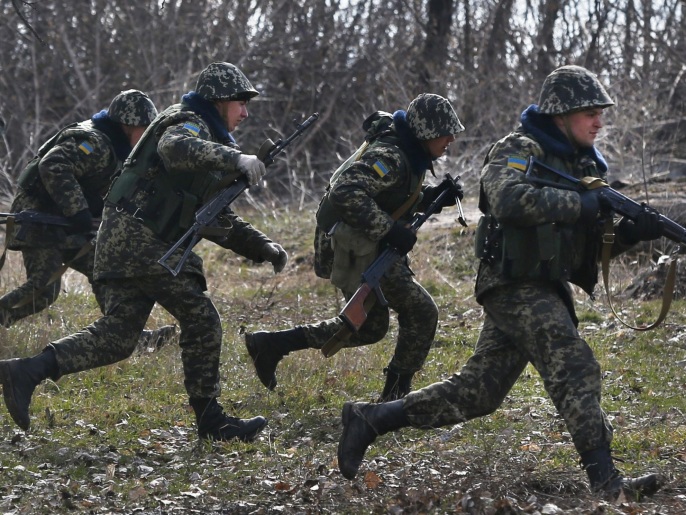 ‪جنود أوكرانيون في معسكر تدريب قرب الحدود الروسية‬ (أسوشيتد برس)