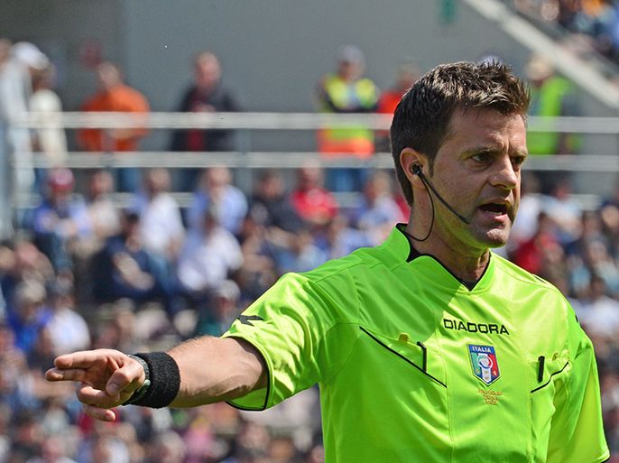 Referee Nicola Rizzoli gestures during the Italian Serie A football match Sassuolo vs AS Roma at "Mapei Stadium" in Reggio Emilia on March 30, 2014. AFP